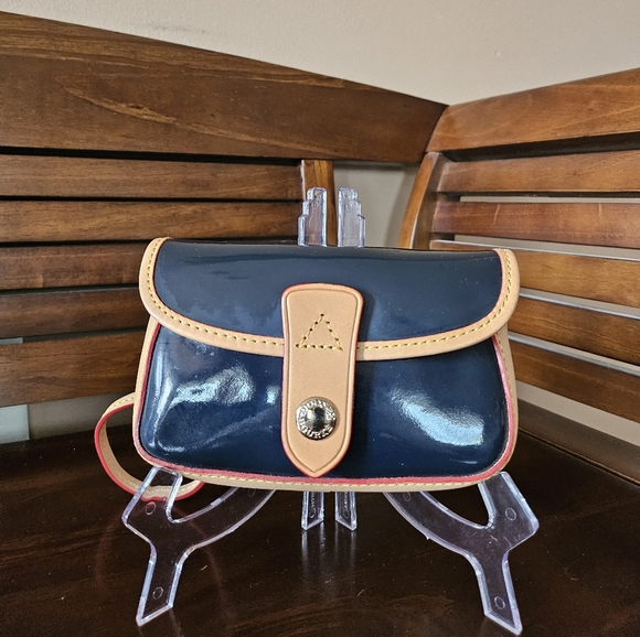 Dooney & Bourke Patent Leather Small Wristlet! NWOT! - Picture 1 of 8